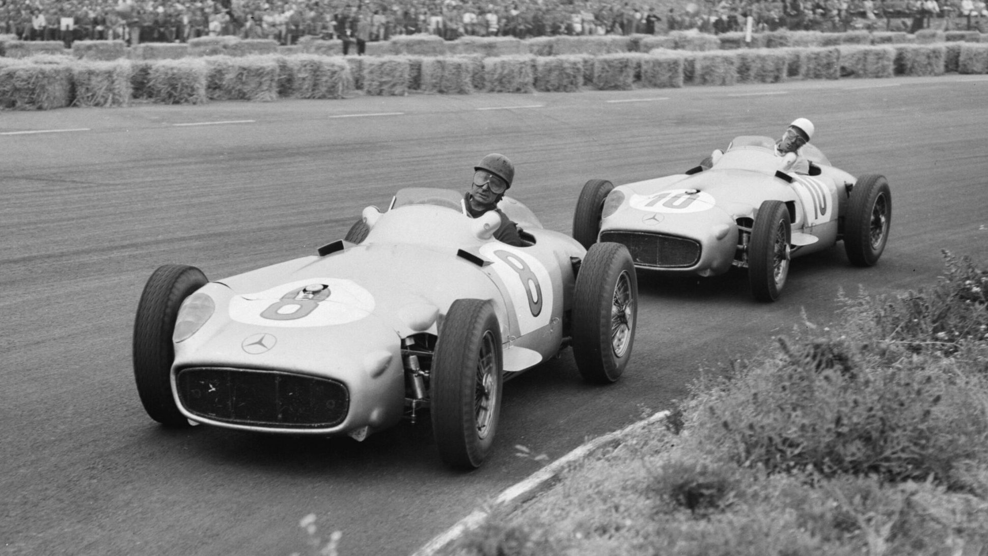 Zwei Mercedes W196 beim Grand Prix der Niederlande 1955 (Pot, Harry / Anefo, CC0 1.0)